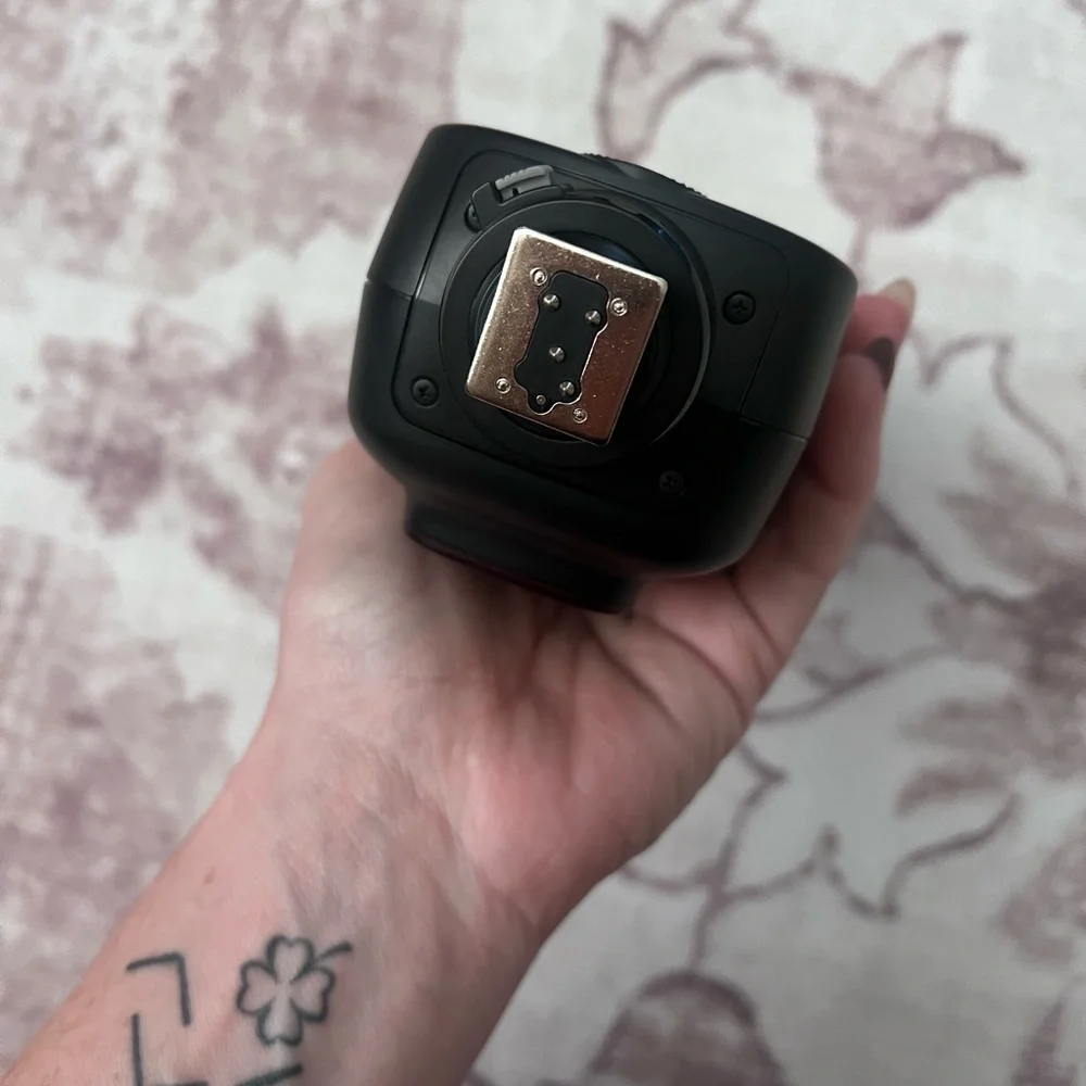 V1N Camera Flash in Black